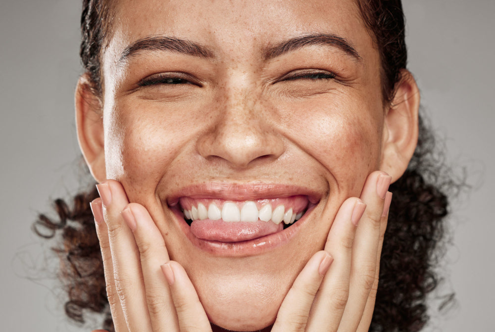 A woman with clear skin using Frankie for acne by FP Skin, the best skincare routine for pimples, blackheads, whiteheads, or a zit on lip